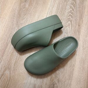 NWOT Crocs Dylan Platform Clog Cargo Size W9